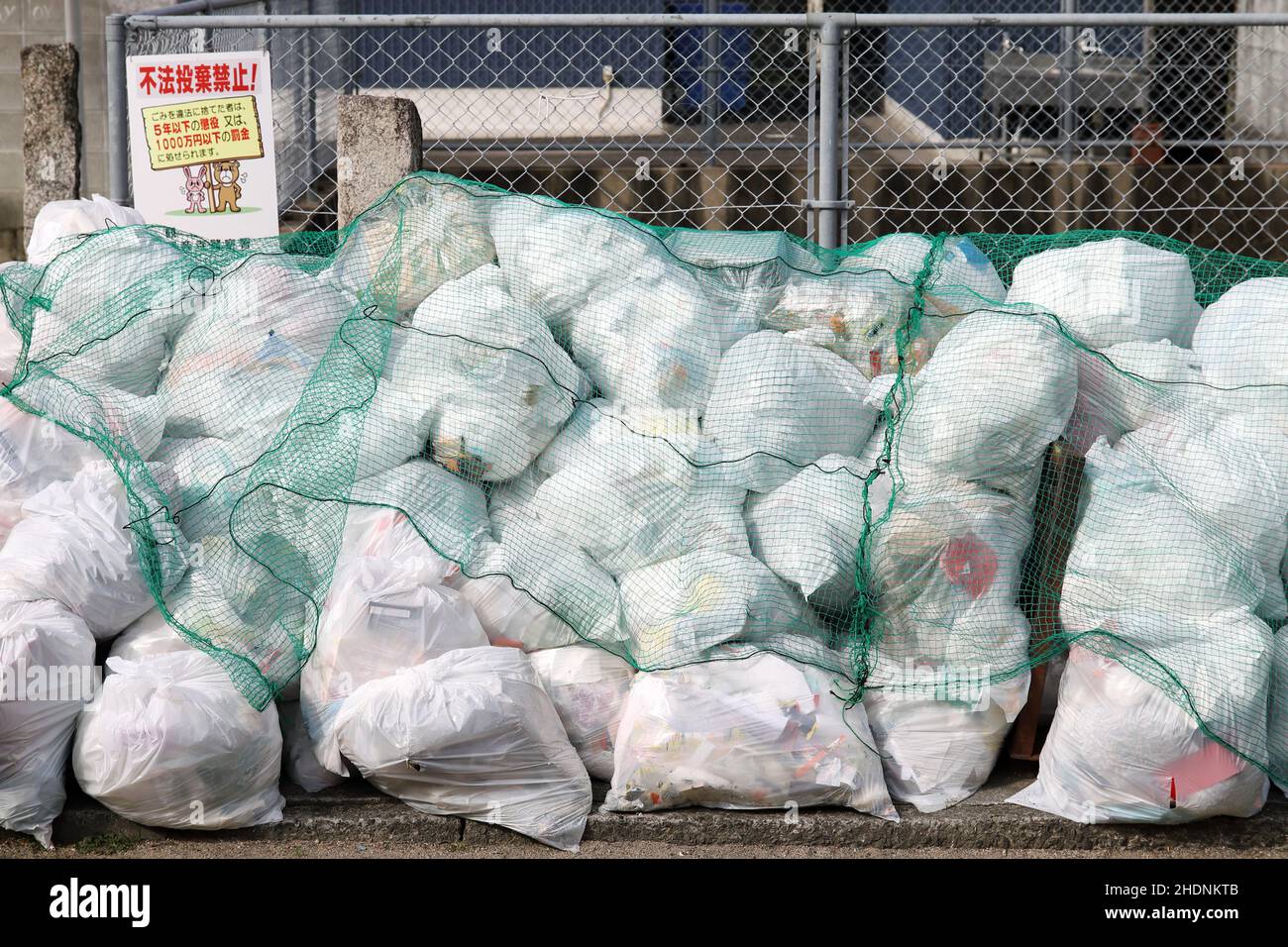 KAGAWA, JAPAN – 06. JANUAR 2022: Sortierte Müllbeutel oder Müllbeutel. Ausgewiesener Entsorgungsort für Müll in Kagawa, Japan. Stockfoto