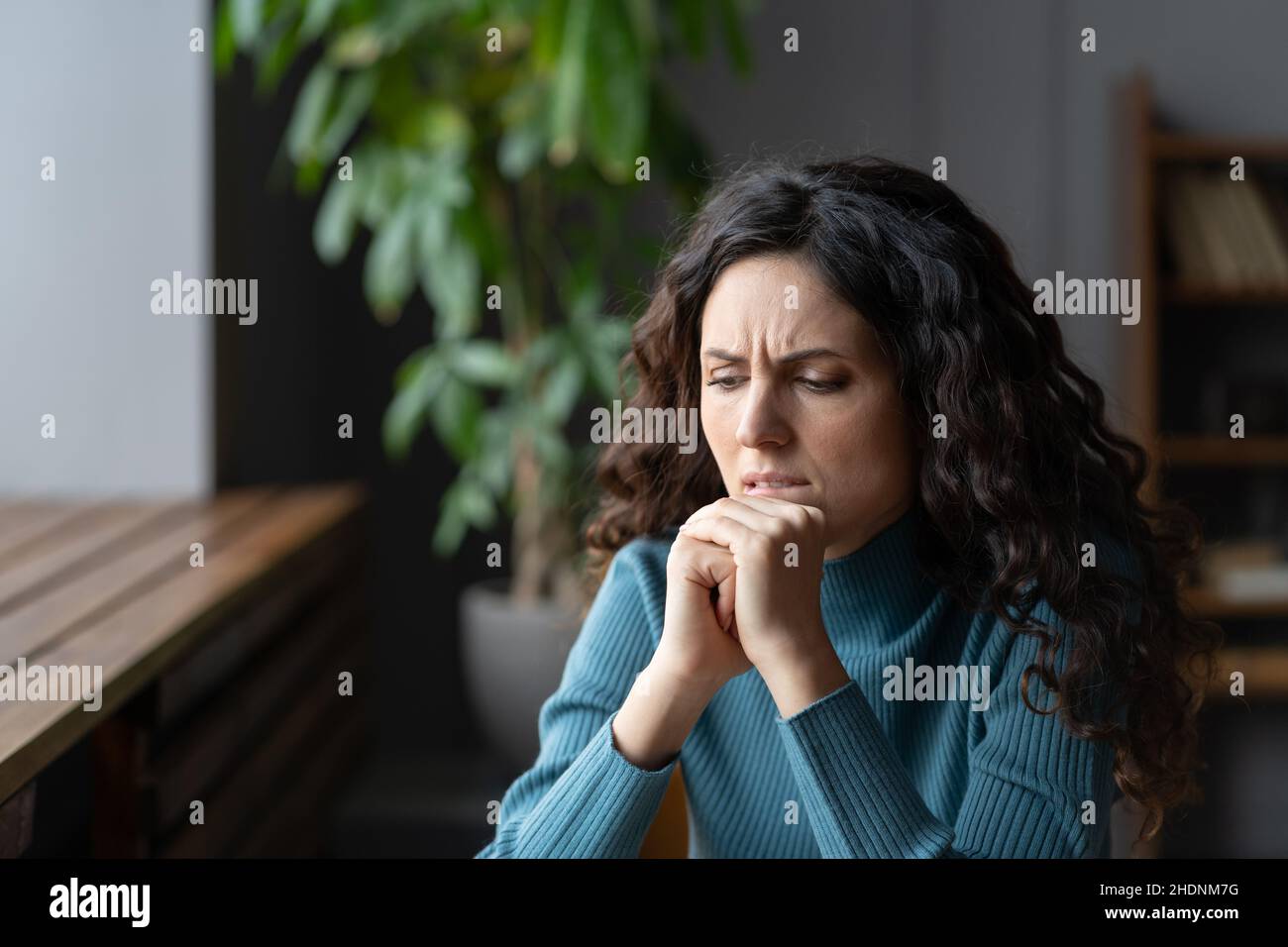 Verärgert nachdenkliche Frau denken über schlechte Nachrichten ängstlich ängstlich, leiden an Problem bei der Arbeit, Angst Stockfoto