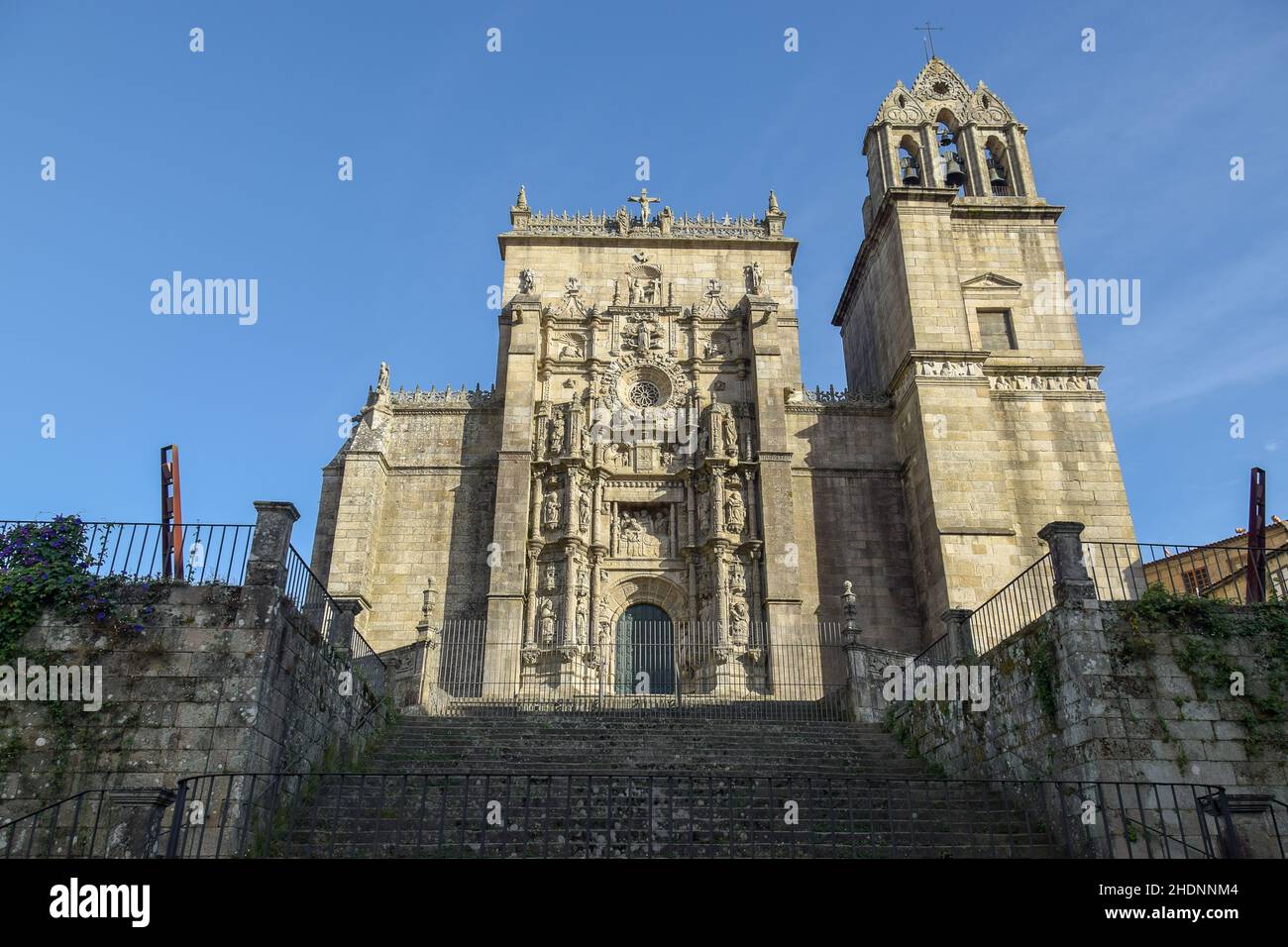 Low-Angle-Aufnahme der Real Basilica de Santa Maria la Mayor Pontevedra, Spanien Stockfoto