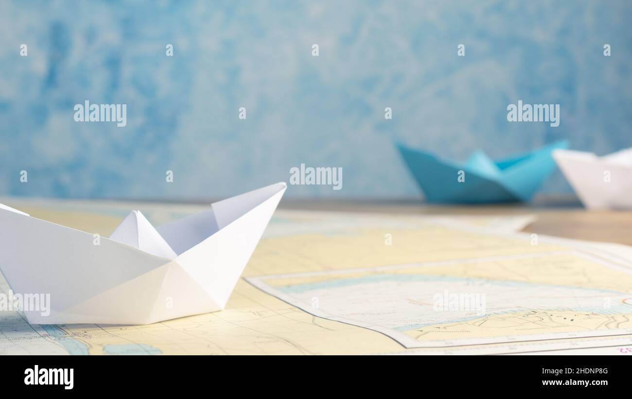 Karte, Papierboot, Kreuzschiff, Karten, Papierboote, Kreuzfahrtschiffe Stockfoto
