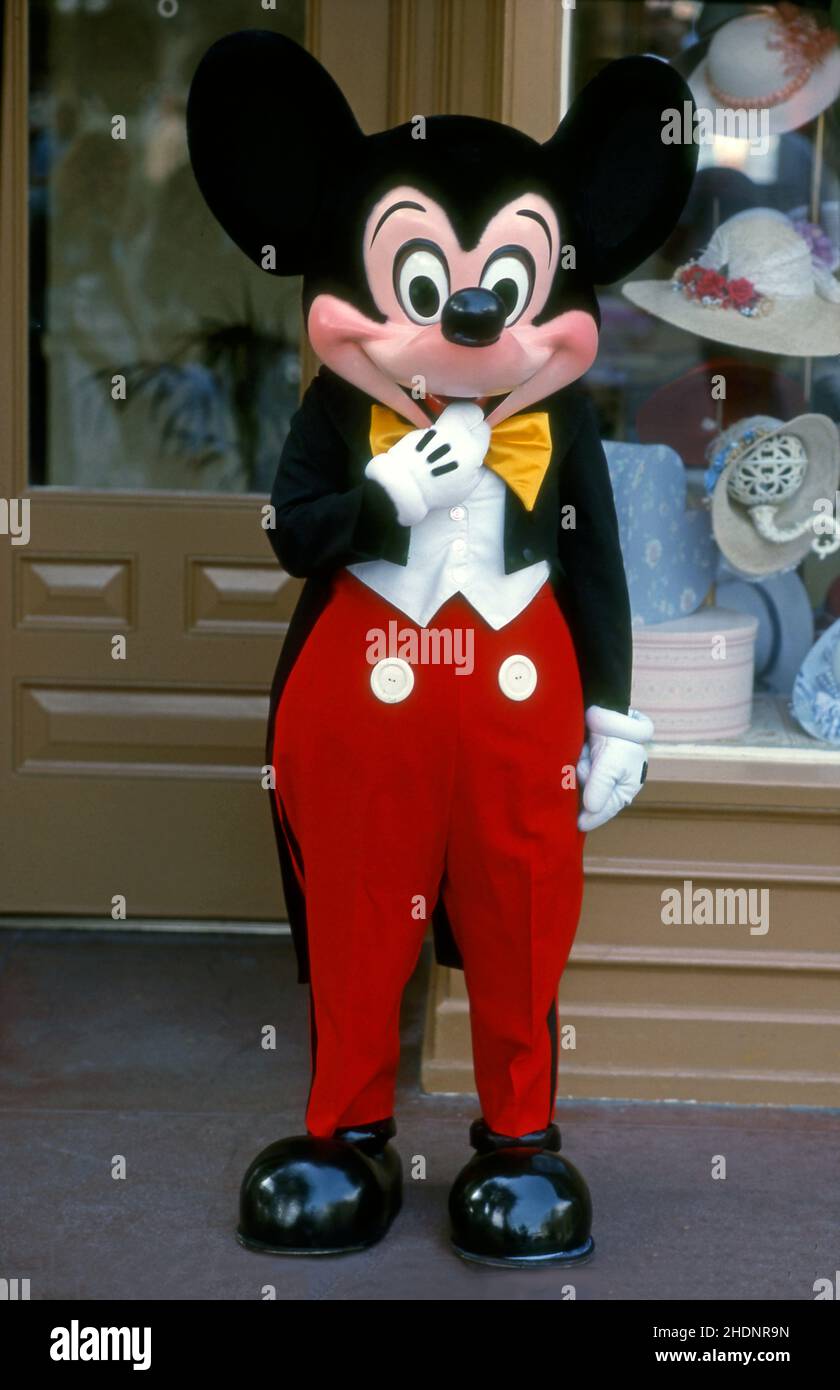 Kostümierte Figur von Mickey Mouse im original Disneyland in Anaheim, Kalifornien, USA. Stockfoto