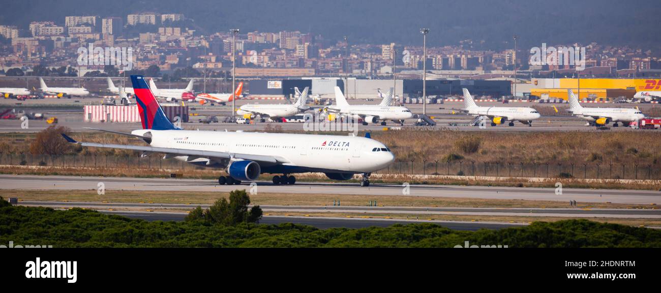 Delta Airbus rollt auf die Start- und Landebahn des Flughafens El Prat Stockfoto