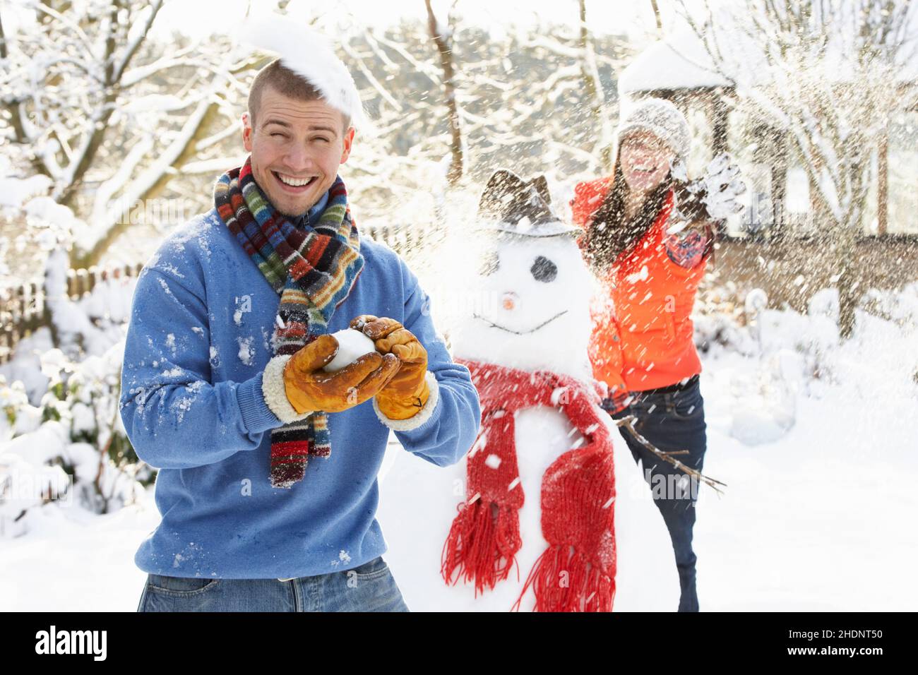 Paar, Schneeballschlacht, Paare, Schneeballschlachten Stockfoto