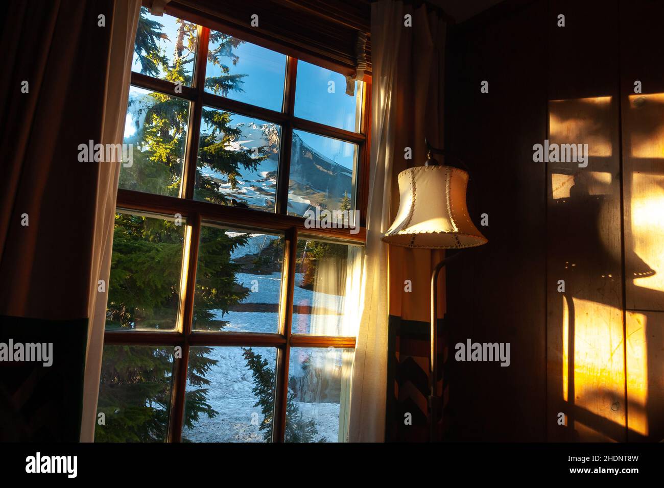 Malerischer Blick auf Mt. Kapuze durch ein Fenster mit Schattenbildern, Oregon Stockfoto