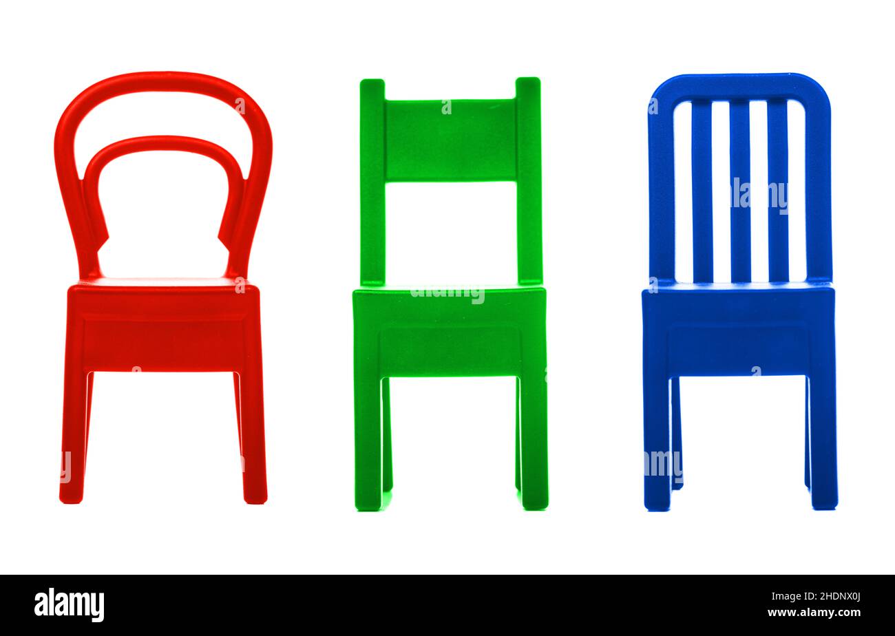 Drei kleine Plastikstühle. Rot-grüne und blaue Kleiderbügel mit Wandhalterungen isoliert auf weißem Hintergrund. Stockfoto