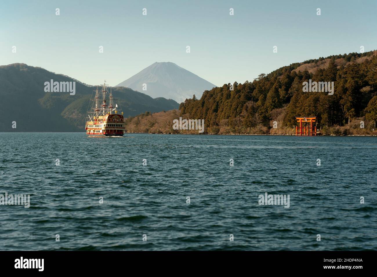 Ein Touristenkreuzfahrtschiff fährt auf dem See Hakone in Japan zum Berg Fuji Stockfoto