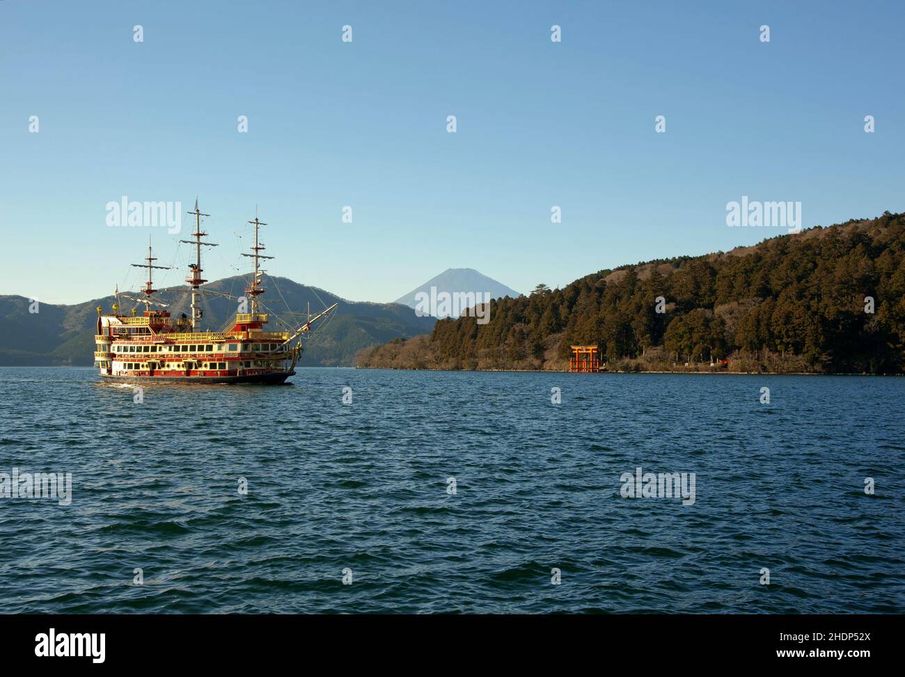 Ein Piratenschiff segelt unter dem Berg Fuji am See Hakone in Japan Stockfoto