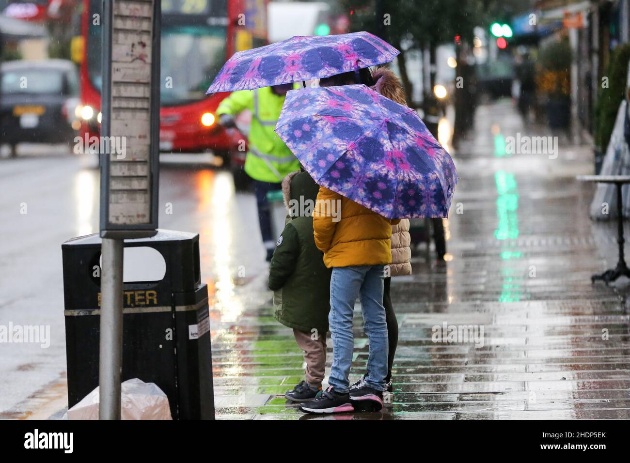 London, Großbritannien. 04th Januar 2022. Menschen schützen sich bei Regenfällen unter Regenschirmen. Nach Angaben des Met Office wird bis zur nächsten Woche ein milderes Wetter von 10 Grad Celsius prognostiziert. (Foto: Dinendra Haria/SOPA Images/Sipa USA) Quelle: SIPA USA/Alamy Live News Stockfoto