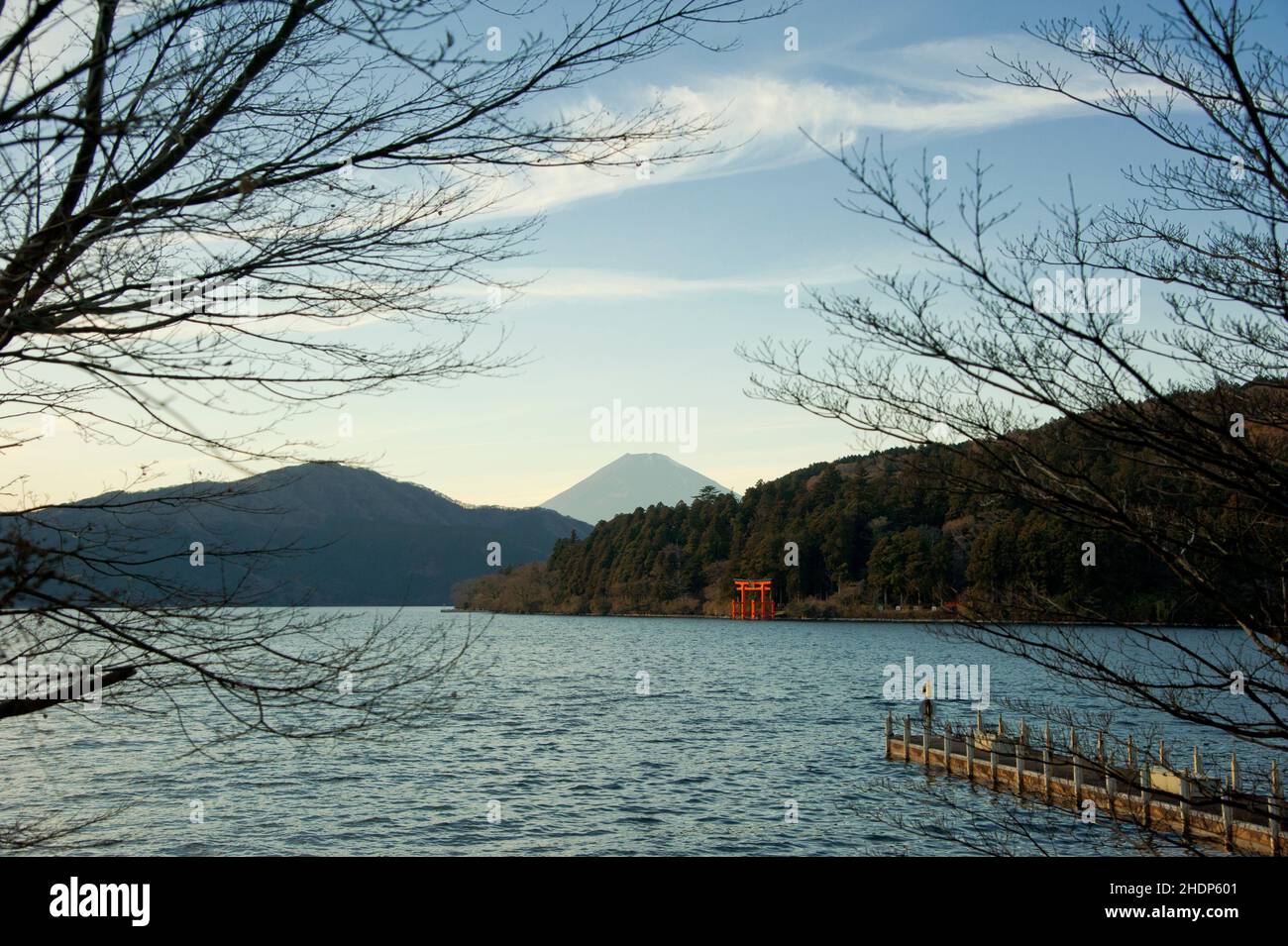 Das Torii-Tor des Fuji- und Hakone-Schreins vom südlichen Ende des Hakone-Sees aus gesehen. Stockfoto
