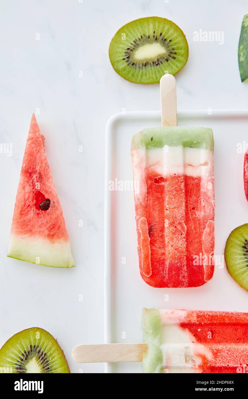 Fruchtiges, aromatisiertes Eis, Früchte, aromatisierte Eiswürfel Stockfoto
