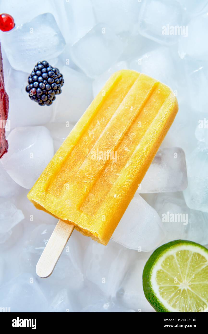 Wassereis, Eis, aromatisiertes Eis, Wassereis, Eis, Eiscreme, Eiscreme, aromatisierte Eiswürze Stockfoto