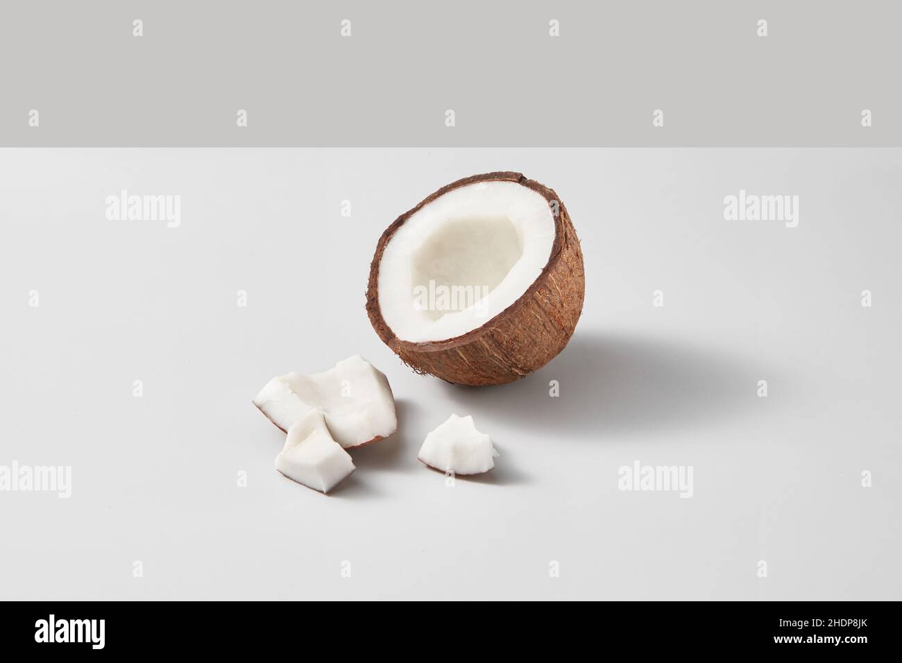 Tropische Früchte, Kokosnuss, Kokosnuss, tropische Früchte, Kokosnüsse, Kokosnussspuren Stockfoto
