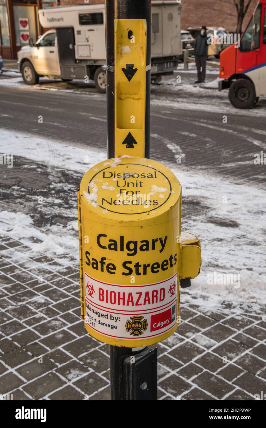 Calgary, ab, Kanada - 13. Dezember 2021: Sicherer Nadelentsorgungsbehälter auf der Stadtstraße. Stockfoto