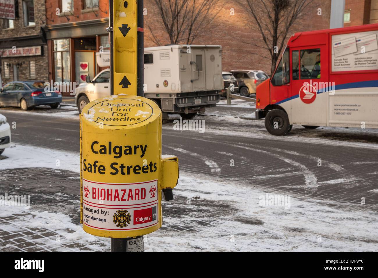 Calgary, ab, Kanada - 13. Dezember 2021: Sicherer Nadelentsorgungsbehälter auf der Stadtstraße. Stockfoto