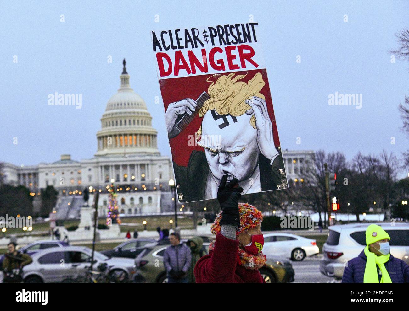 Washington, USA. 06th Januar 2022. Ein Protestler hält ein Schild, das Präsident Trump als nazi bei einer Mahnwache darstellt, um die am 6. Januar 2021 während des Sturms des US-Kapitols verlorenen Personen zu ehren und am 6. Januar 2022 in der National Mall in Washington, DC, für einen größeren Wählerschutz zu protestieren. (Foto: Matthew Rodier/Sipa USA) Quelle: SIPA USA/Alamy Live News Stockfoto
