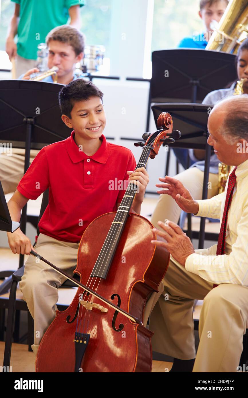 Musikunterricht, Musikschule, Musikschüler, Kontrabass, Musiklehrer, Musikunterricht, Musikunterricht, Musikschulen, Schüler, Studenten, Musiklehrer Stockfoto