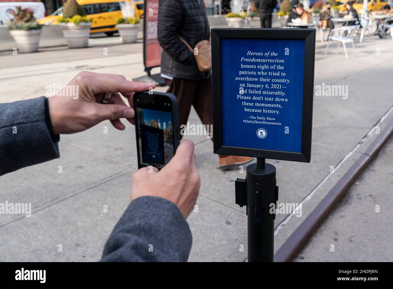 New York, NY - 6. Januar 2022: The Daily Show Monuments for Heroes of the Freedomsurrection zum Jahrestag des Aufstands im Capitol auf der Fußgängerzone neben dem Madison Square Park Stockfoto