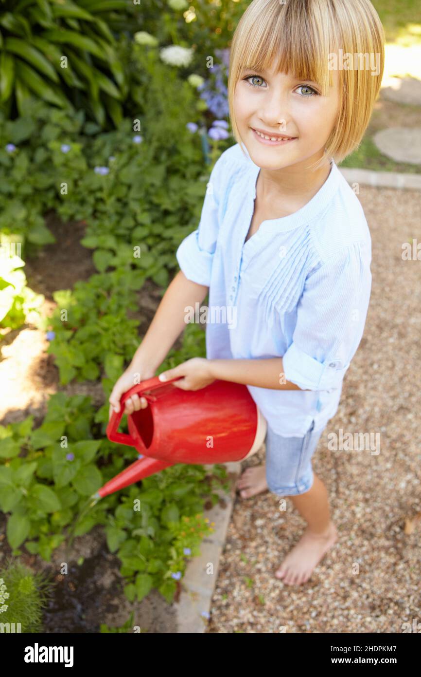 Mädchen, bewässern, im Garten, Mädchen, Pflanzenpflege, Pflege von Pflanzen Stockfoto