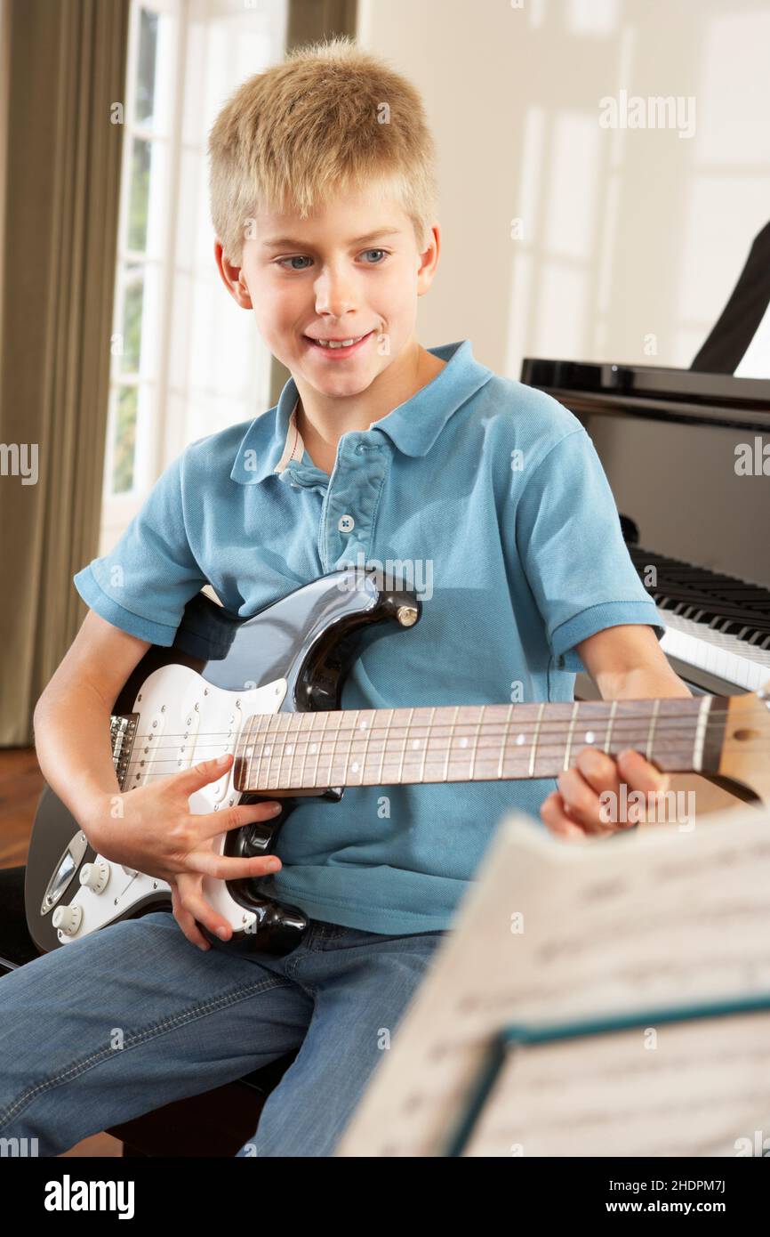 Musikunterricht, Musikstudenten, E-Gitarre, Musikunterricht, Musikunterricht, Schüler, Studenten Stockfoto