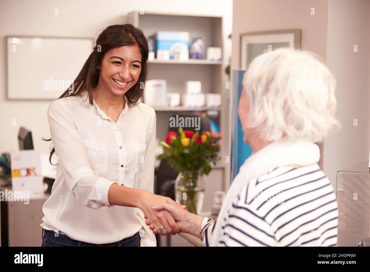 Senior, Patient, Arzt, weibliche Therapeutin, ältere Menschen, Alt, Senioren, Patienten, Ärzte, Therapeutinnen Stockfoto