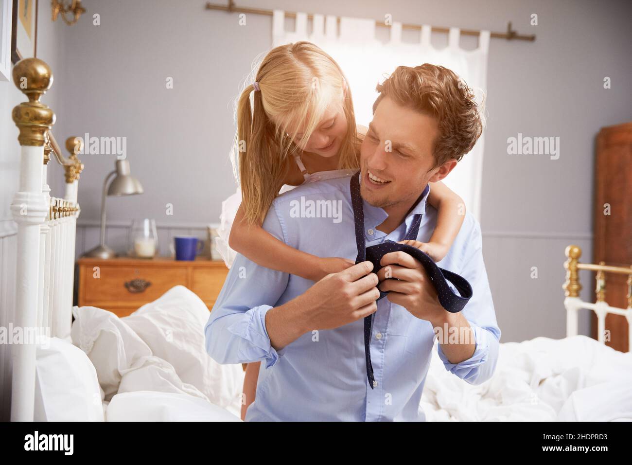 Vater, Tochter, Krawatte, einander anblickend, Vater, Väter, Töchter, Krawatten Stockfoto