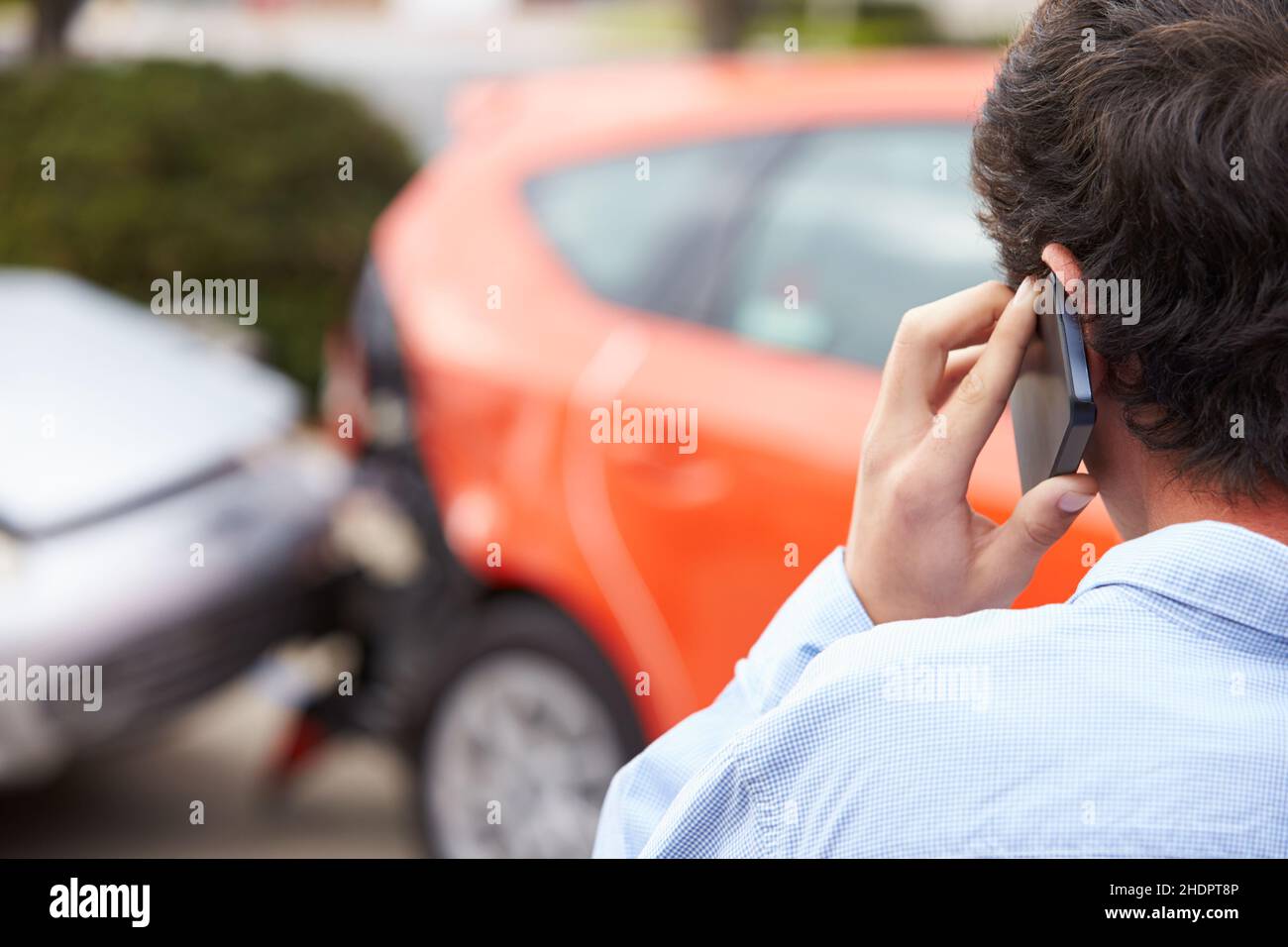 Am Telefon, Unfall, Anruf, Auffahrunfall, auf den Telefonen, Unfälle, Anrufe, Auffahrunfälle Stockfoto