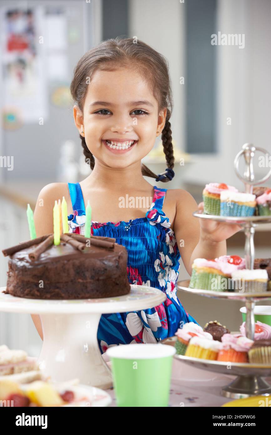 Kind, Mädchen, backen, Kindergeburtstag, Kinder, kinder, Kinder, Kinder, Mädchen, Geburtstage Stockfoto