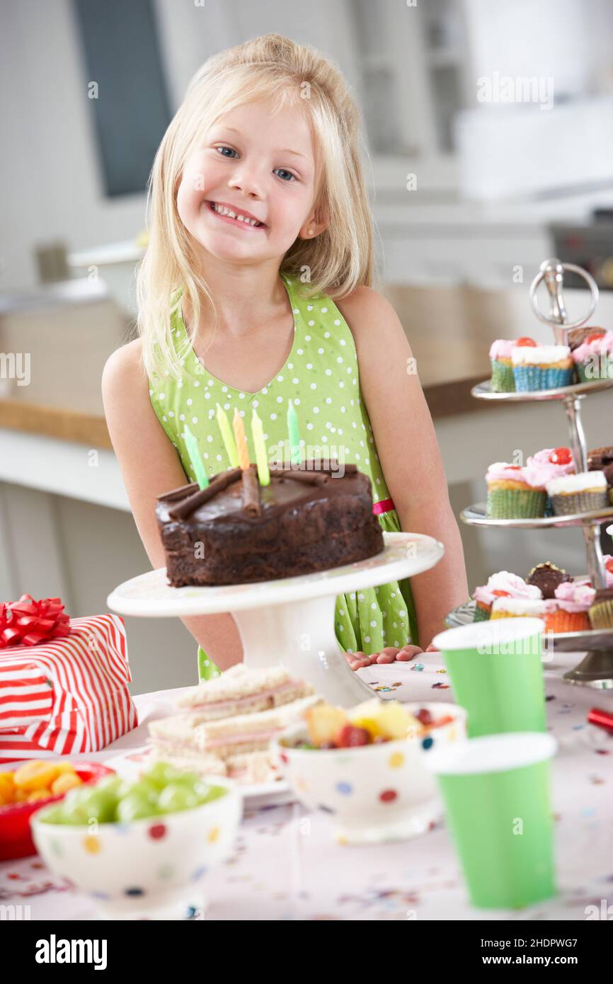 Kind, Mädchen, backen, Kindergeburtstag, Kinder, kinder, Kinder, Kinder, Mädchen, Geburtstage Stockfoto