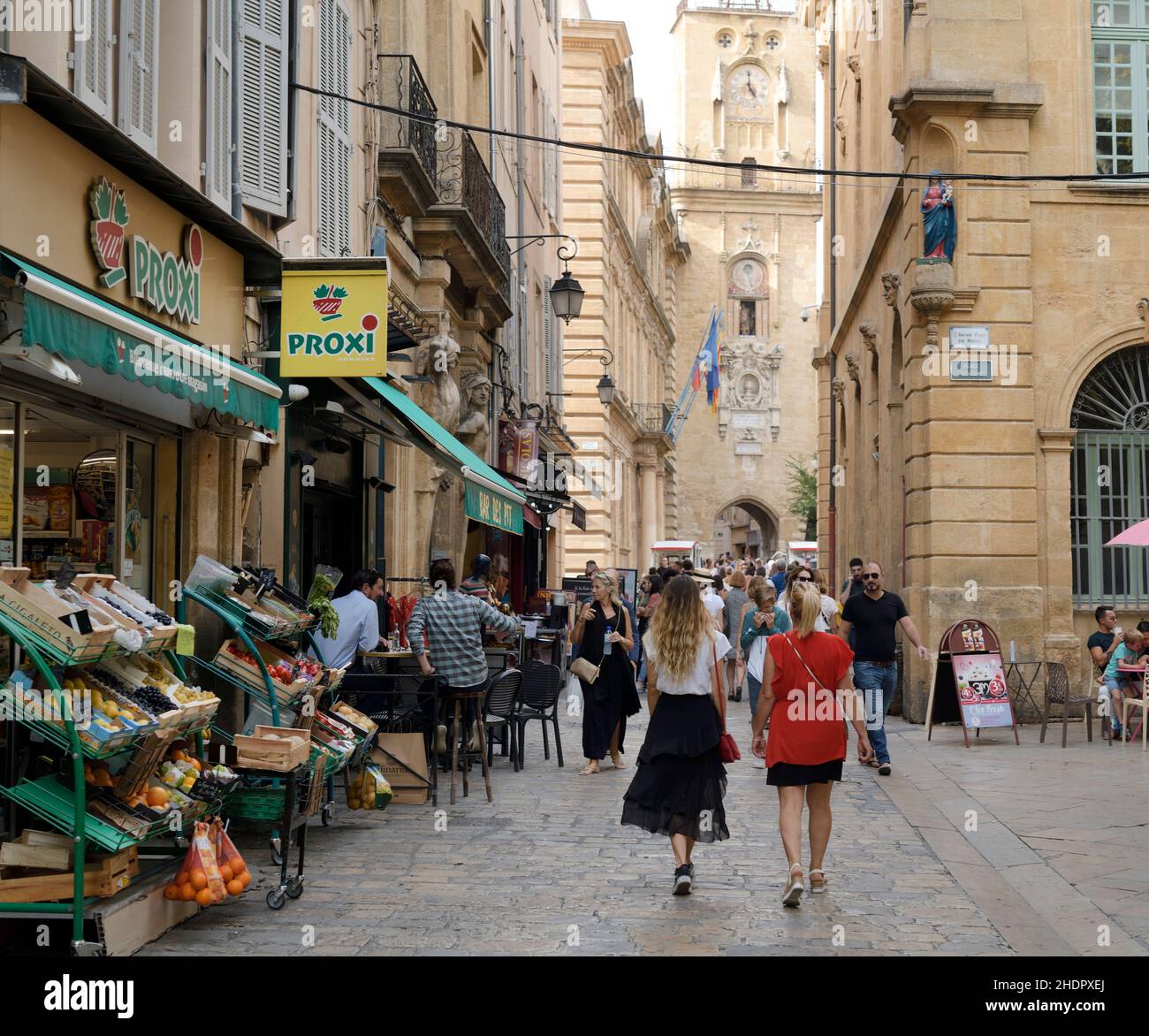 Menschen auf den Straßen von Aix-en-Provence, Stadt und Gemeinde in Südfrankreich. Provence-Alpes-Côte d'Azur. Aix, Provence, AIS de Provença. Stockfoto