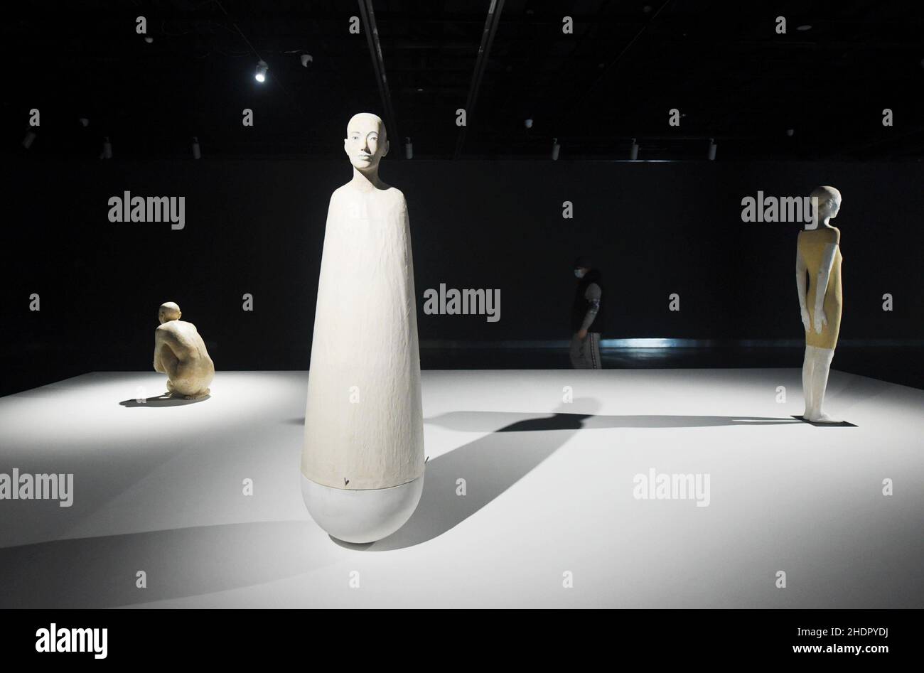 HANGZHOU, CHINA - 7. JANUAR 2022 - Besucher sehen zeitgenössische italienische Skulpturen im Zhejiang Art Museum in Hangzhou, der ostchinesischen Provinz Zhejiang, Stockfoto