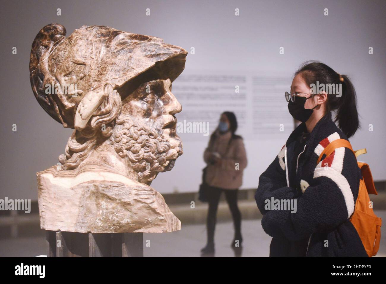 HANGZHOU, CHINA - 7. JANUAR 2022 - Besucher sehen zeitgenössische italienische Skulpturen im Zhejiang Art Museum in Hangzhou, der ostchinesischen Provinz Zhejiang, Stockfoto