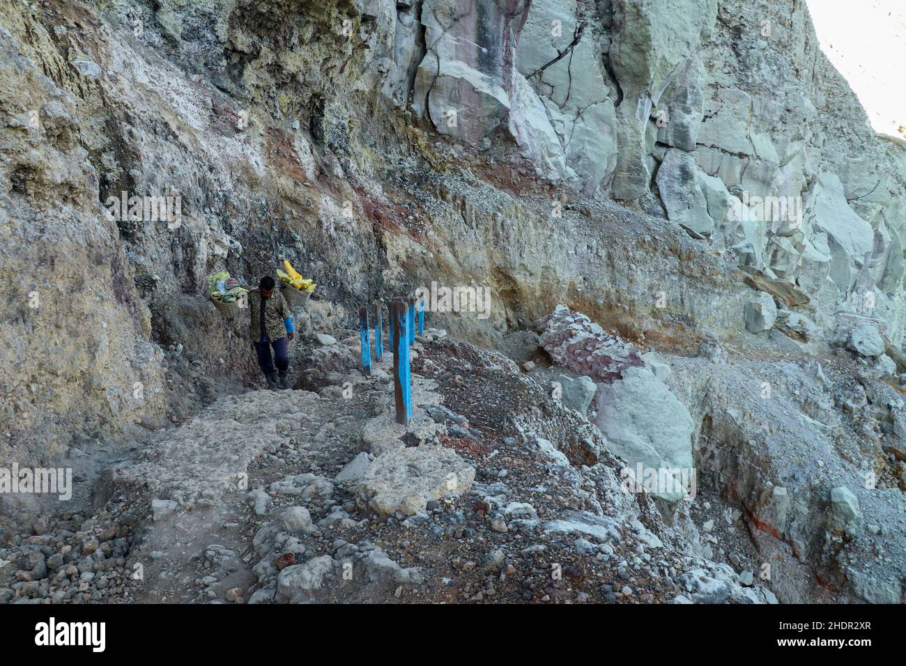 Ijen Volcano, Banyuwangi Regency, Java, Indonesien, 2. Juni 2021. Der indonesische Schwefel-Bergmann trägt seine 90-kg-Ladung Schwefel vom Boden des Stockfoto