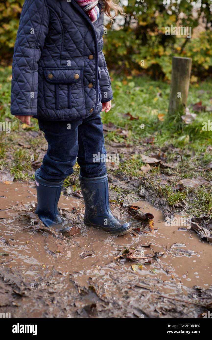 Gehen, Pfützen, Schlamm, Galoschen, Spaziergänge, Pfützen, Schlämme, Gummistiefel, gummistiefel, Gummistiefel Stockfoto