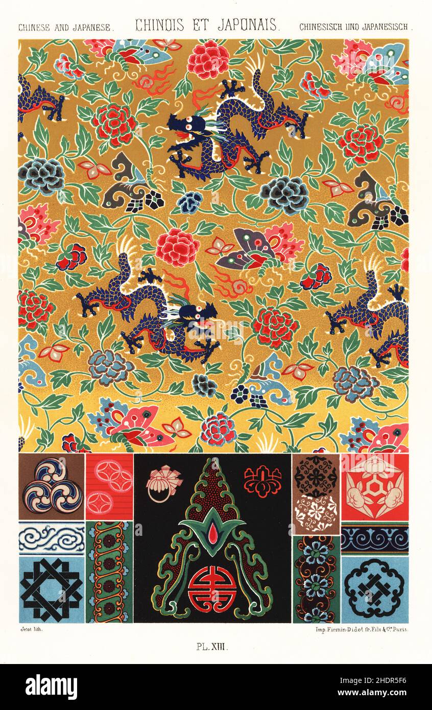 Chinesische und japanische Kunst: Seidendesigns. Chinesischer Seidenbucheinband mit vierklatschigen Drachen auf gelbem Grund für einen Prinzen. Chinesische (schwarze Erde) und japanische Muster (Seiten). Handgefertigter Chromolithograph von Jetot aus Albert-Charles-Auguste Racinets L’Ornement Polychrome, (polychromatischer Ornament), Firmin-Didot, Paris, 1869-73. Stockfoto