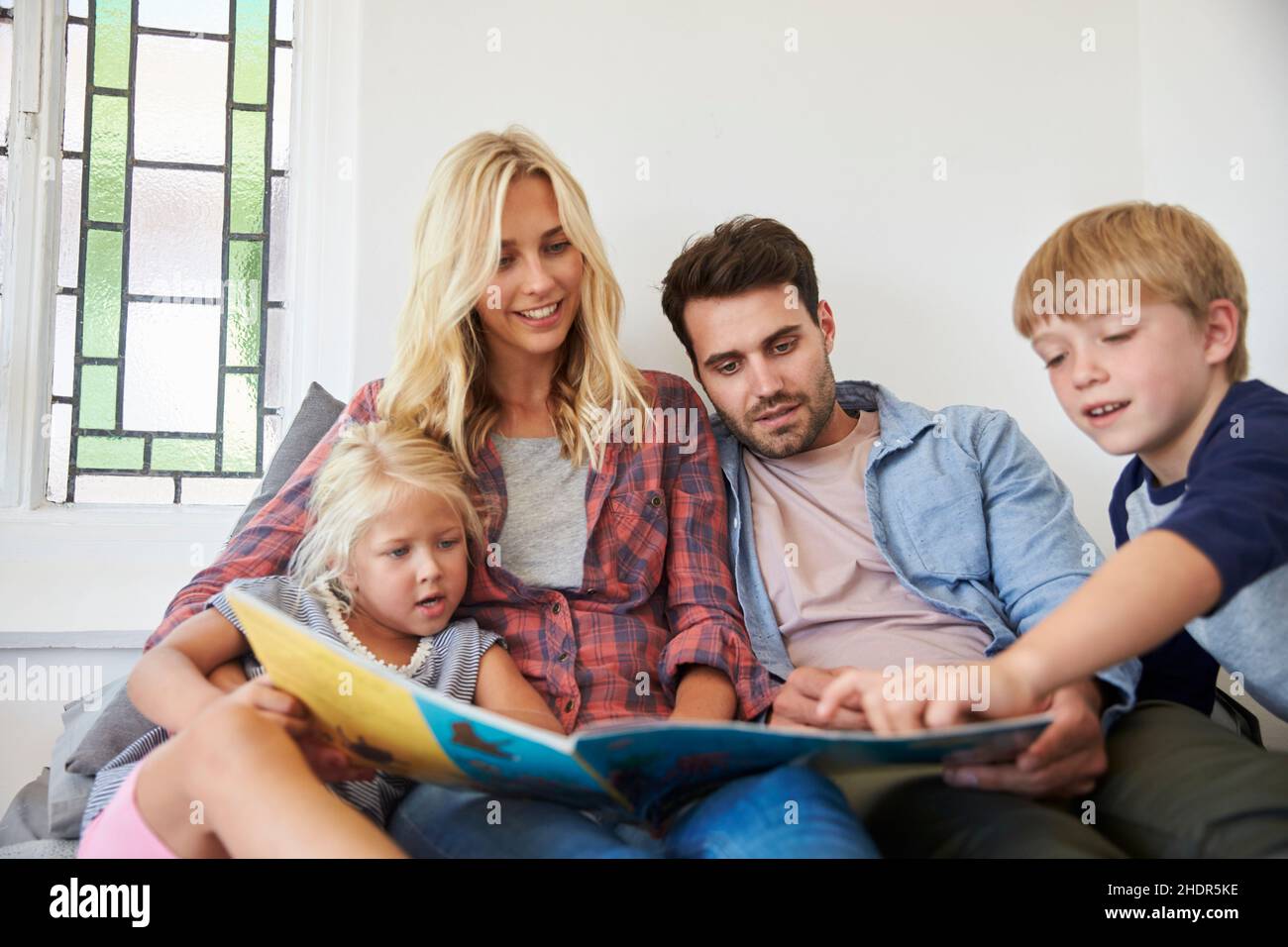 Lesen, Familie, zusammen, Elternzeit, lesen, Ein Buch lesen, etwas lesen, lesen, Familien, Zusammenkünfte, Elternzeit verlässt Stockfoto