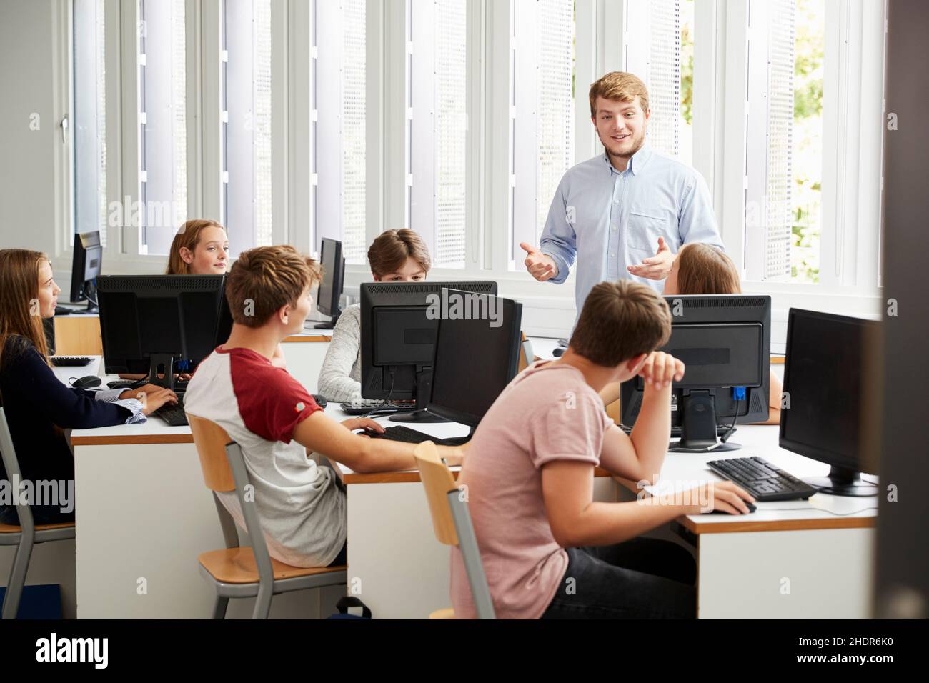 Erklären, Lehrer, Unterricht, Computerraum, Schulklasse, Schulmoderator, Lehrer, Computerräume Stockfoto