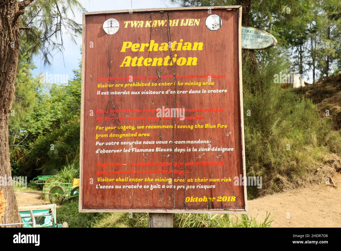 Java, Kawah Ijen, Indonesien, 2. Juni 2021. Warnschild im Krater Ijen. Mehrsprachig geschrieben in Bahasa Indonesia, Englisch, Französisch Stockfoto