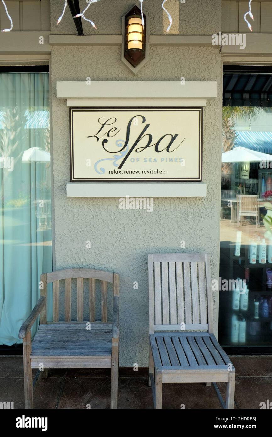 Le Spa of Sea Pines Schild in The Shops at Sea Pines Center, einem Einkaufszentrum in Hilton Head, South Carolina, wo Massagen und Spa-Behandlungen angeboten werden. Stockfoto