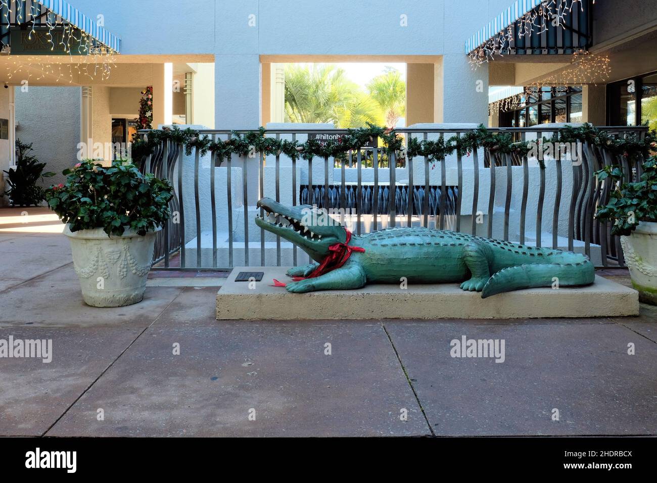 Gusseisen-Alligator im Sea Pines Center Einkaufszentrum in Hilton Head, South Carolina, USA; gestiftet von Forsythe Jewelers und Sea Pines Center. Stockfoto