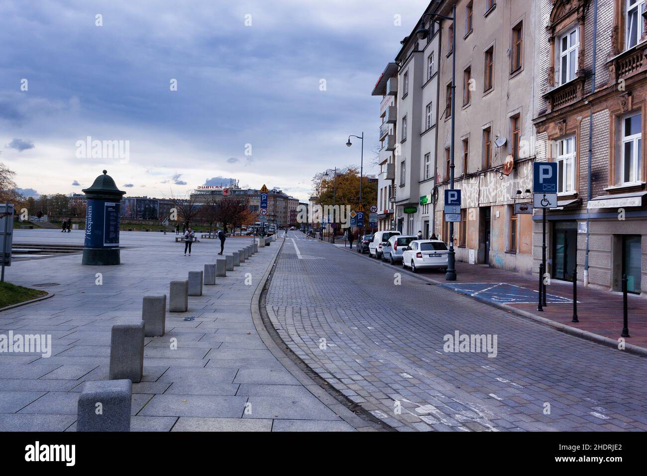 KRAKAU, POLEN - 4. NOVEMBER 2021: Powisle Street in Krakau, ohne Autos und Menschen. Anfang November Stockfoto