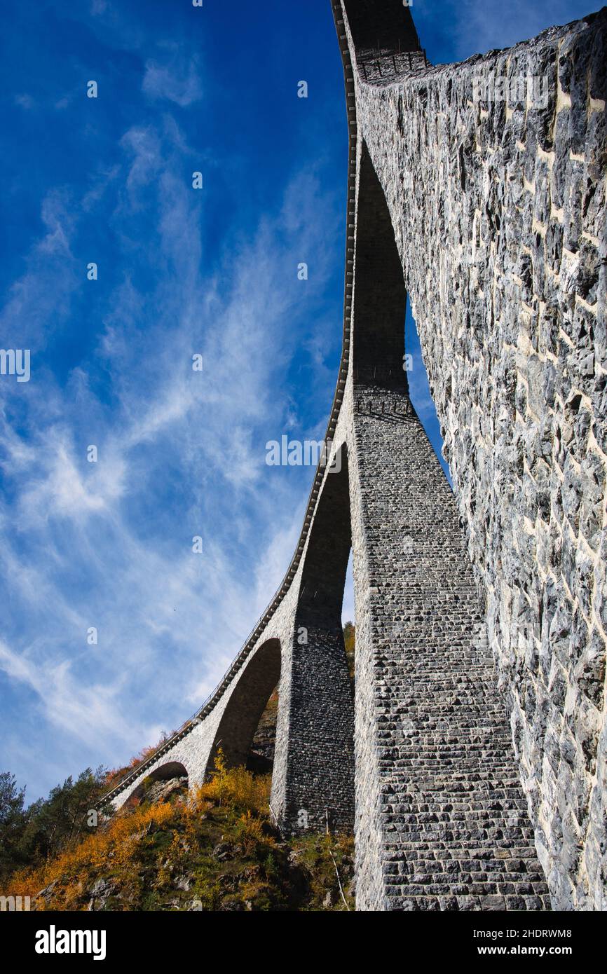 Spektakulärer Blick am Bahnübergang Landwasser Viadukt Landwasserviadukt, Graubünden, Schweiz. Stockfoto