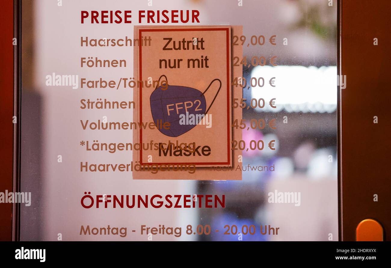 Leipzig, Deutschland. 07th Januar 2022. An der Tür eines Friseursalons hängt ein Schild „Access only with FFP2 mask“. Im Laufe des Tages treffen sich die Regierungschefs der deutschen Länder auf der Ministerkonferenz (MPK) mit Bundeskanzlerin Scholz (SPD), um weitere Maßnahmen zur Eindämmung der Pandemie und insbesondere der Omikron-Virusvariante zu diskutieren. Unter anderem werden strengere Kontaktbeschränkungen und eine kürzere Quarantänezeit nach Infektion oder direkter Kontakt mit infizierten Personen diskutiert. Quelle: Jan Woitas/dpa-Zentralbild/dpa/Alamy Live News Stockfoto