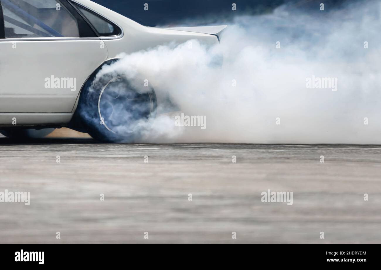 Rennen Drift Auto brennenden Reifen auf der Rennstrecke Stockfoto