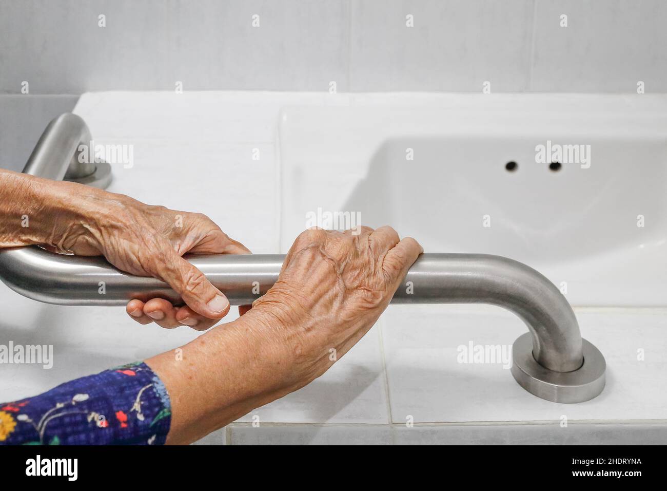 Ältere Frau, die im Badezimmer am Handlauf festhält Stockfotografie - Alamy