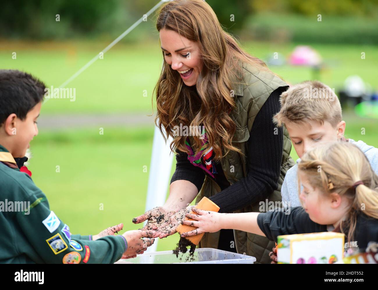 File photo dated 01/11/2021 of the Duchess of Cambridge meets members of the Scouts during a visit to celebrate the Scouts PromiseToThePlanet Campaign at Alexandra Park Sports Hub, in Dennistoun. Als Kate an diesem Wochenende 40 Jahre alt wird, mehr als ein Jahrzehnt nach der Hochzeit mit der königlichen Familie, hat sie das königliche Leben trotz der Herausforderungen, vor denen die Windsors stehen, nach außen hin mit Leichtigkeit gesteuert. Ausgabedatum: Freitag, 7. Januar 2022. Stockfoto