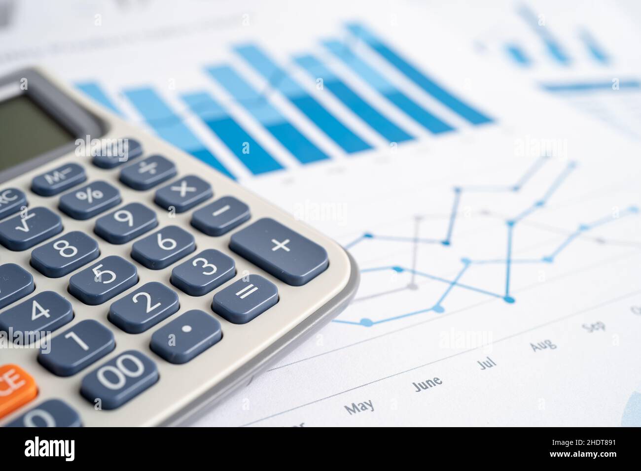 Taschenrechner auf Tabelle und Grafik Tabellenkalkulation Papier. Finanzen  Entwicklung, Bankverbindung, Statistiken, Investitionen analytische  Forschung Daten Wirtschaft, Börse ex Stockfotografie - Alamy