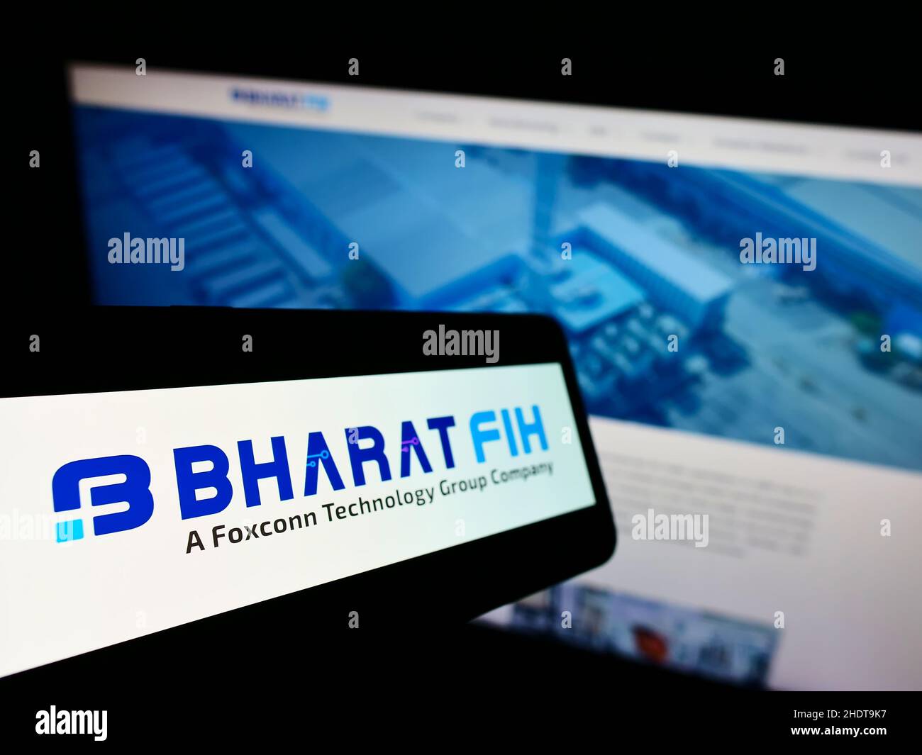 Handy mit Logo des indischen Elektronikunternehmens Bharat FIH Private Ltd auf dem Bildschirm vor der Website. Konzentrieren Sie sich auf die Mitte links des Telefondisplays. Stockfoto