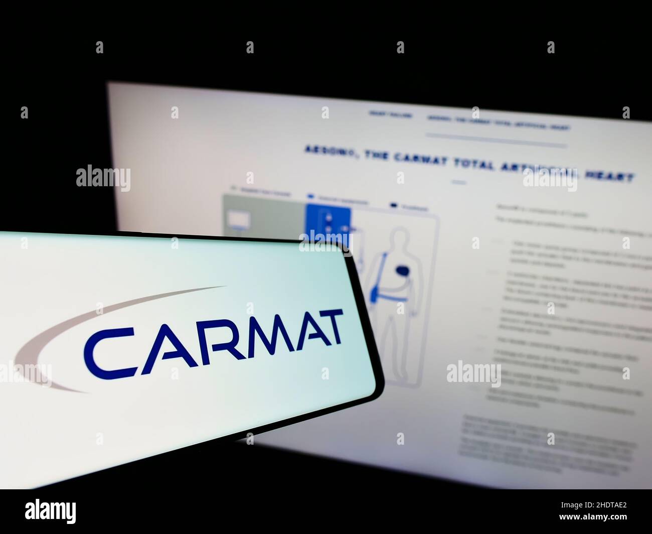 Smartphone mit Logo des französischen Medizintechnik-Unternehmens Carmat SA auf dem Bildschirm vor der Business-Website. Konzentrieren Sie sich auf die Mitte des Telefondisplays. Stockfoto
