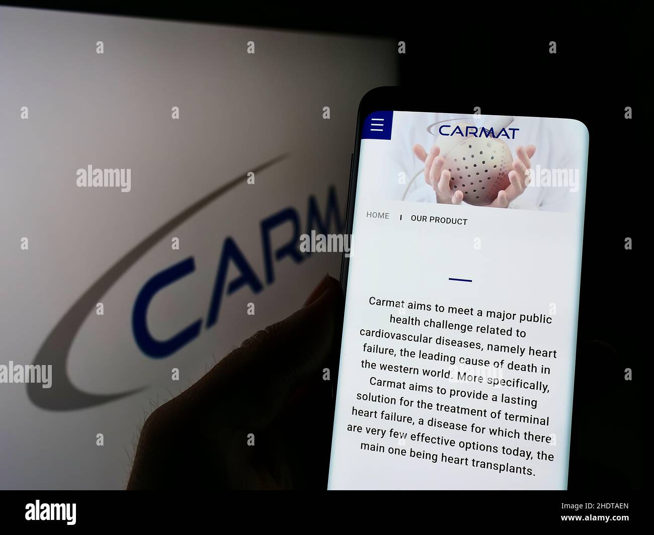 Person, die Mobiltelefon mit der Website des französischen Medizintechnik-Unternehmens Carmat SA auf dem Bildschirm vor dem Logo hält. Konzentrieren Sie sich auf die Mitte des Telefondisplays. Stockfoto