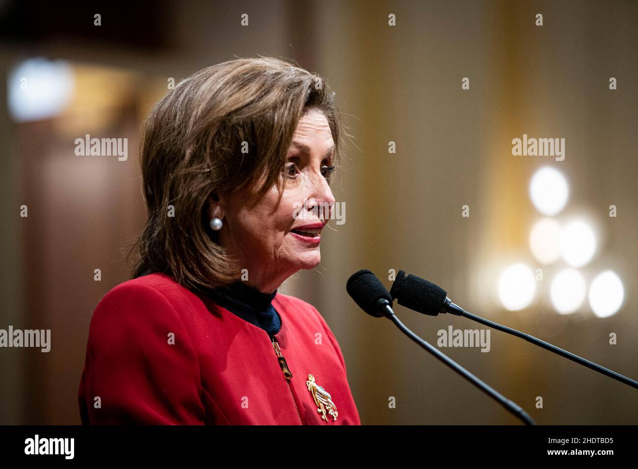 Die Sprecherin des Hauses, Nancy Pelosi (D-Calif.), spricht zu Beginn einer Diskussion mit den Historikern Doris Kearns Goodwin und Jon Meacham am Donnerstag, dem 6. Januar 2022, auf dem Capitol Hill in Washington darüber, wie „die Erzählung vom 6th. Januar etabliert und erhalten werden kann“. Foto von Al Drago/Pool/ABACAPRESS.COM) Stockfoto